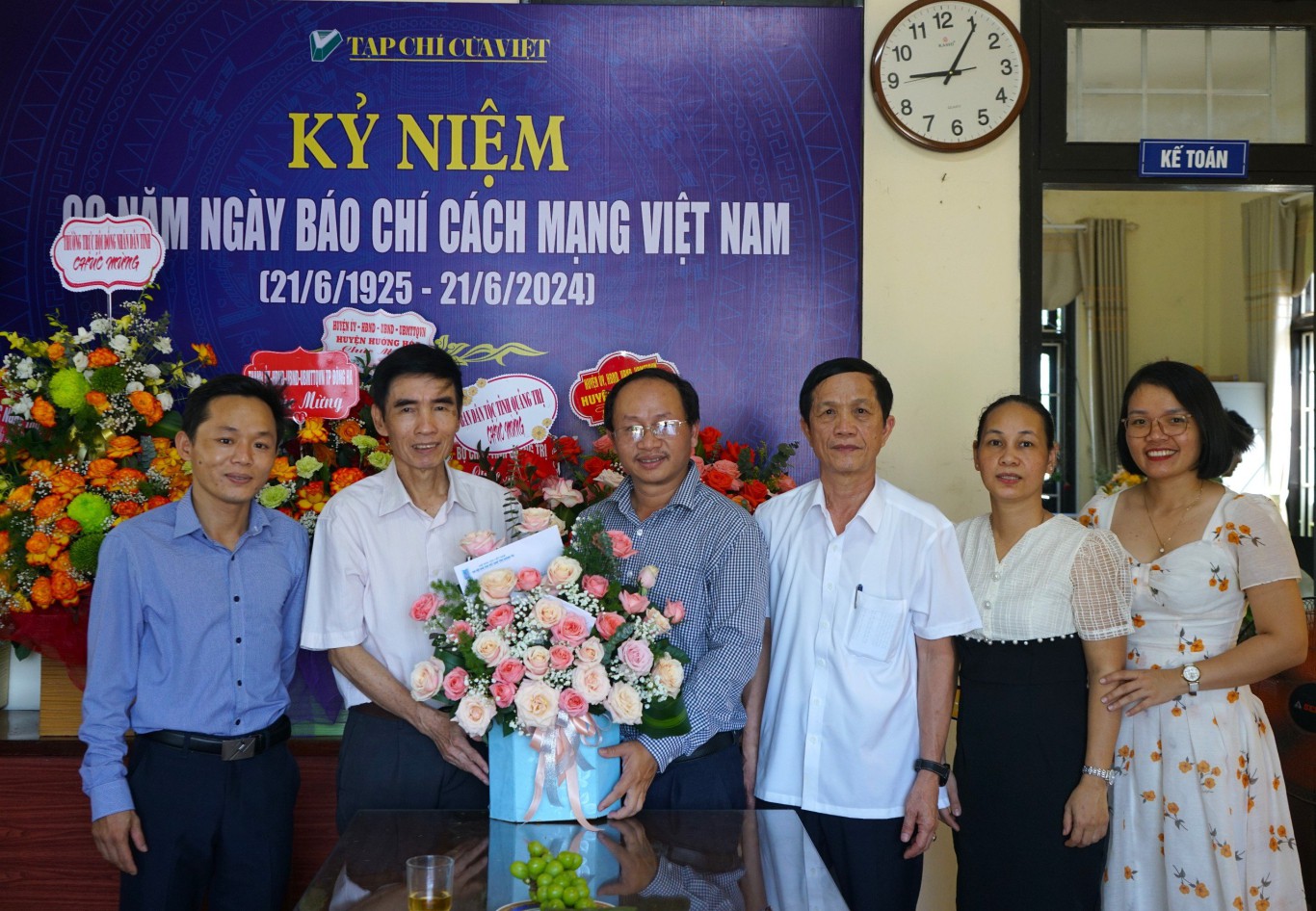 Chi hội Nh&agrave; văn Việt Nam tỉnh Quảng Trị ch&uacute;c mừng